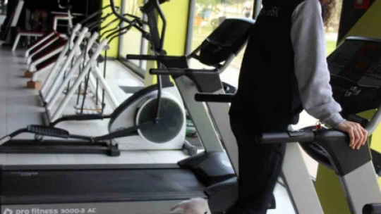 Bildiğiniz tüm kuzuları unutun: Bu kuzu koşu bandında yürüyüp, spor yapıyor