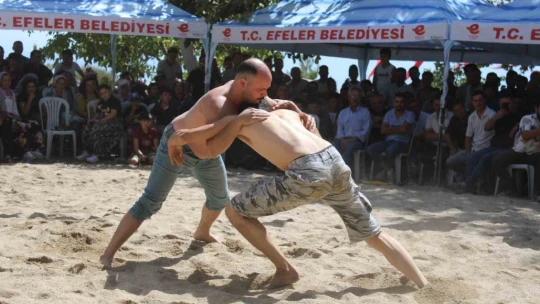 Bin metre rakımda 'gelenekleri' yaşatmak için güreştiler
