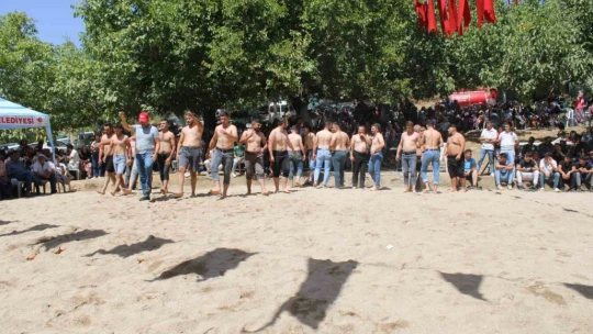 Bin metre rakımda 'gelenekleri' yaşatmak için güreştiler