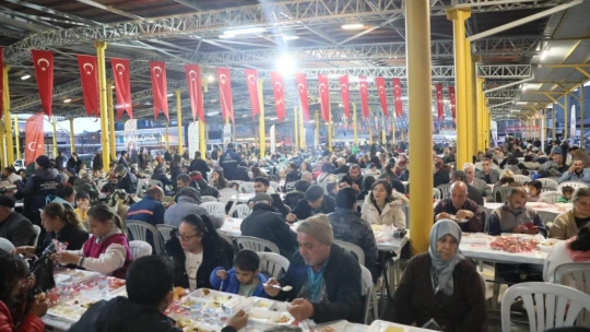 Binlerce Aydınlı iftarını Büyükşehir Belediyesi'nin sofralarında açtı