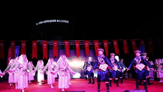 Binlerce Aydınlı kent meydanında bir araya geldi
