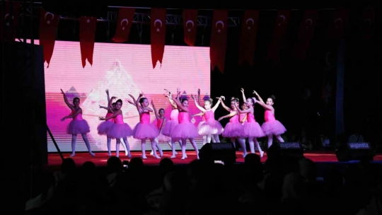 Binlerce Aydınlı kent meydanında bir araya geldi
