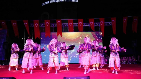 Binlerce Aydınlı kent meydanında bir araya geldi