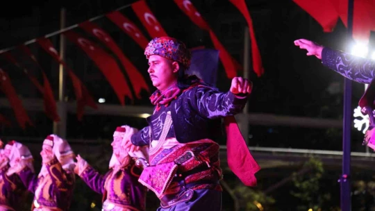 Binlerce Aydınlı kent meydanında bir araya geldi