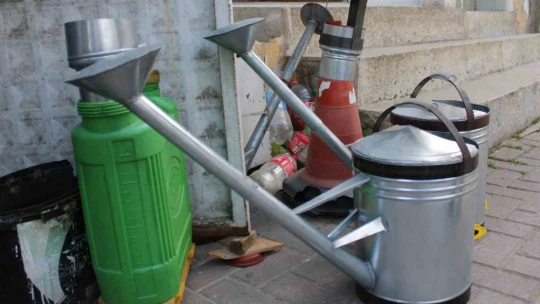 Bir metrekarelik dükkanda ekmeğini çıkarıyor