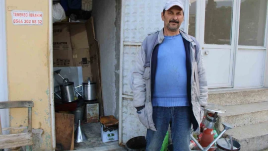 Bir metrekarelik dükkanda ekmeğini çıkarıyor