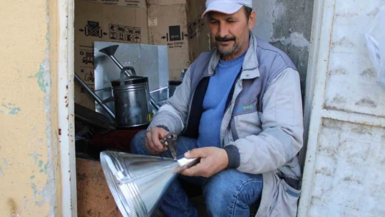 Bir metrekarelik dükkanda ekmeğini çıkarıyor
