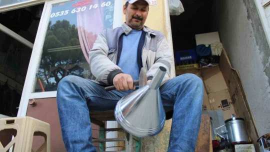 Bir metrekarelik dükkanda ekmeğini çıkarıyor