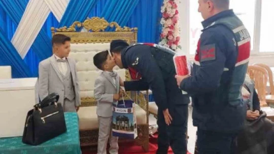 Bir yıl önce jandarma kurtarmıştı, sünnet törenine katıldılar