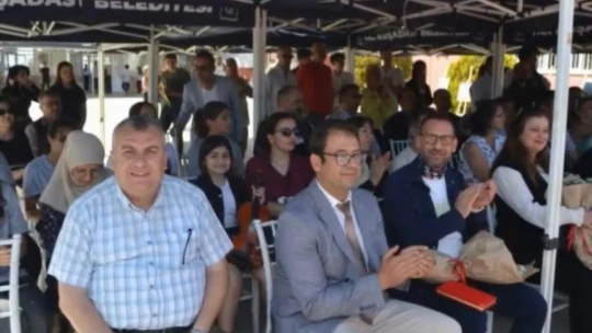 Bir zamanlar tuğla taşıdığı okula, bağışta bulundu