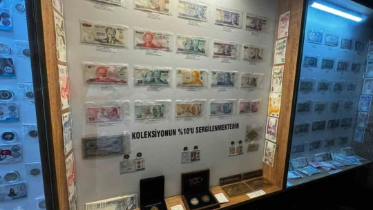 Biriktirdiği paraları cam bölmede sergiliyor