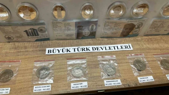 Biriktirdiği paraları cam bölmede sergiliyor