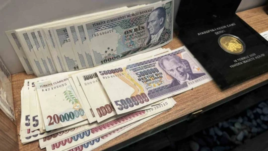Biriktirdiği paraları cam bölmede sergiliyor