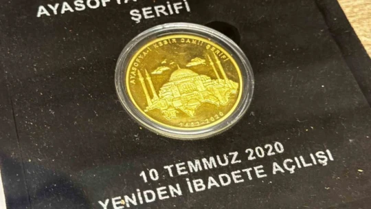 Biriktirdiği paraları cam bölmede sergiliyor