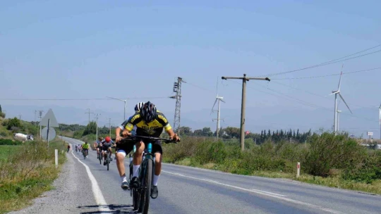 Bisiklet yarışında birincilik için pedal çevirdiler