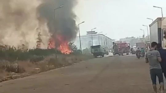Boş arazide çıkan yangın korkuttu