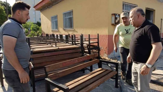 Bozdoğan Belediyesi bankları ve durakları kendi imkânlarıyla üretiyor