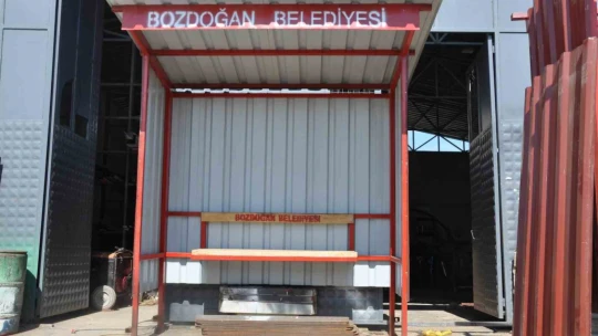Bozdoğan Belediyesi bankları ve durakları kendi imkânlarıyla üretiyor