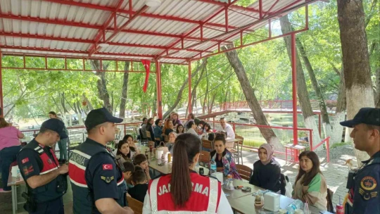 Bozdoğan'da jandarma ekiplerinden bilgilendirici devriye