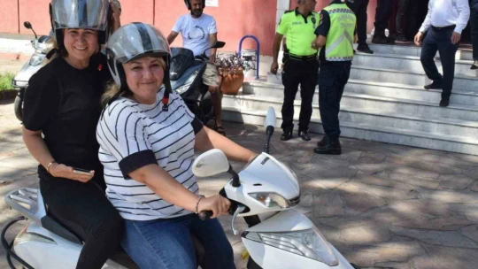 Bozdoğan'da motorculara kask dağıtımı sürüyor