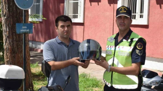 Bozdoğan'da motorculara kask dağıtımı sürüyor