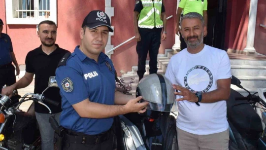 Bozdoğan'da motorculara kask dağıtımı sürüyor