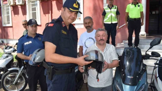 Bozdoğan'da motorculara kask dağıtımı sürüyor