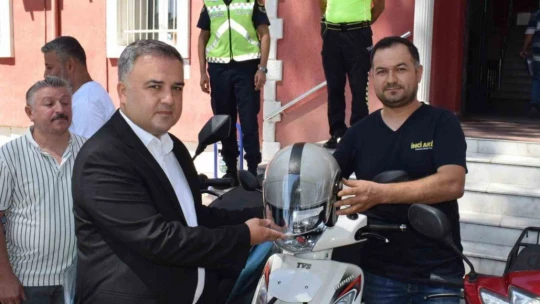 Bozdoğan'da motorculara kask dağıtımı sürüyor