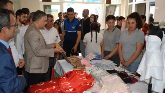 Bozdoğan'da öğrencilerden yıl sonu sergisi