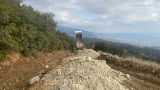 Bozdoğan'da üreticiler için arazi yolları düzenleniyor