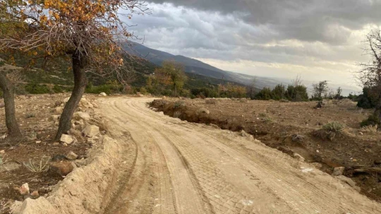 Bozdoğan'da üreticiler için arazi yolları düzenleniyor