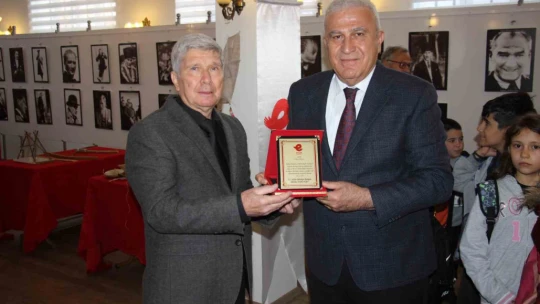 Bu kez oyuncakları büyükler oynadı çocuklar izledi