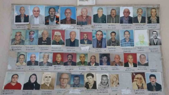 Bu köyde ölenler, toprağa verildikten sonra anı köşesinde yaşatılıyor
