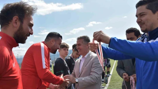 Buharkent Beldiyespor kupasına kavuştu