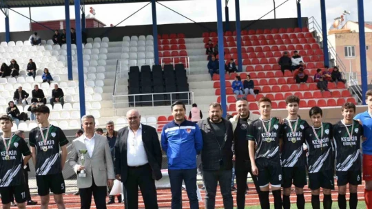 Buharkent Beldiyespor kupasına kavuştu