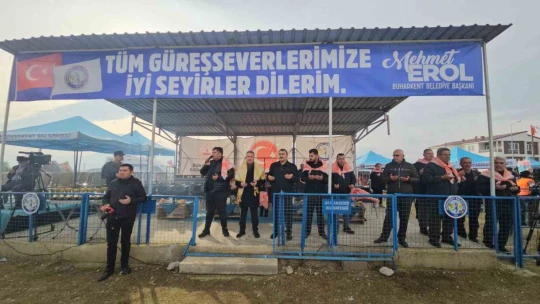Buharkent deve güreşleri renkli görüntülere sahne oldu