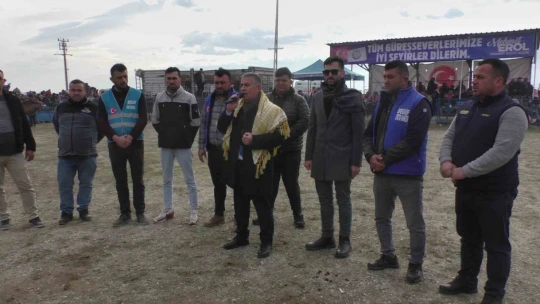 Buharkent deve güreşleri renkli görüntülere sahne oldu