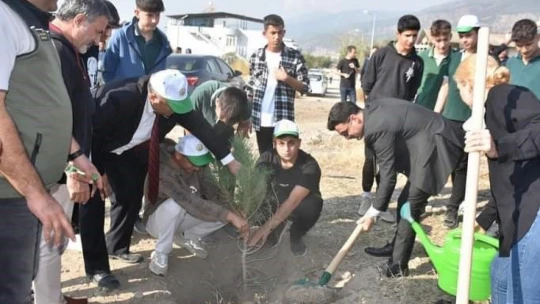 Buharkent'te ağaç fidanları toprakla buluştu