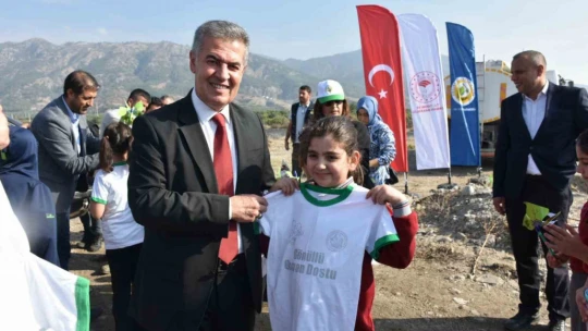 Buharkent'te ağaç fidanları toprakla buluştu