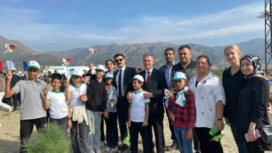Buharkent'te ağaç fidanları toprakla buluştu