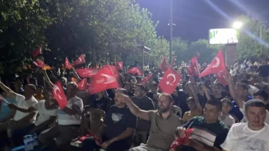 Buharkent'te çeyrek final heyecanını dev ekranda hep birlikte yaşadı