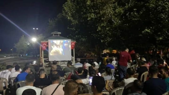Buharkent'te çeyrek final heyecanını dev ekranda hep birlikte yaşadı