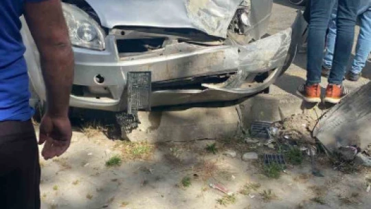 Buharkent'te minibüs durağa daldı
