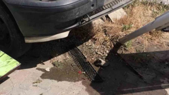 Buharkent'te minibüs durağa daldı
