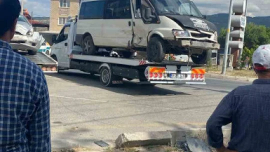 Buharkent'te minibüs durağa daldı