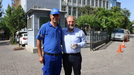 Bulduğu para dolu poşeti, hiç düşünmeden sahibine teslim etti