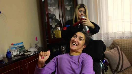 Buse Engelliler Günü'ne yeni saçları ile girecek