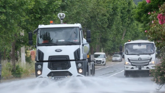 Büyükşehir Belediyesi Kuşadası'ndaki temizlik çalışmalarını sürdürüyor