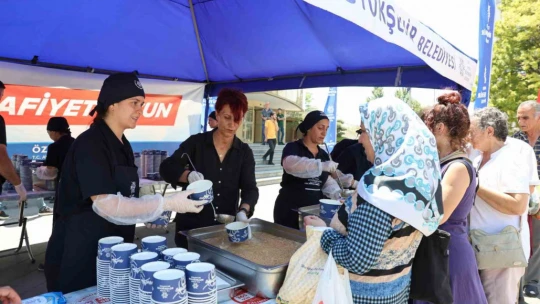 Büyükşehir Belediyesi'nden vatandaşlara aşure ikramı