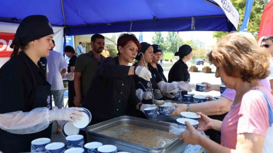 Büyükşehir Belediyesi'nden vatandaşlara aşure ikramı